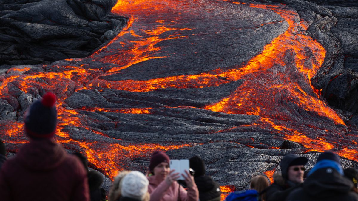 Fotky: Z nové pukliny v sopce na Islandu se valí láva, úřady odhání turisty